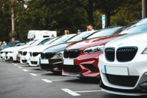 Vehículo BMW con dashcam dual para grabación de incidencias en carretera
