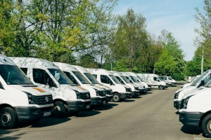 Flota de furgonetas con dispositivos GPS para gestión de rutas y seguridad
